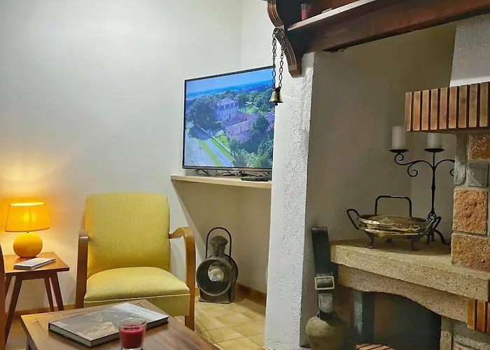 Dom wakacyjny Les Glycines - Maison Familiale Avec Jardin, Entre Nature Et Confort Jou-sous-Monjou